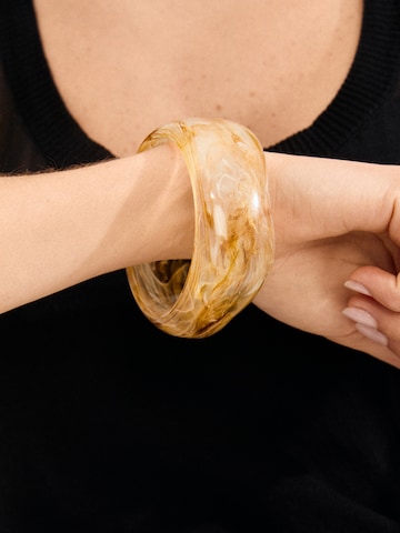 Brățară 'AASE' de la Pilgrim pe alb