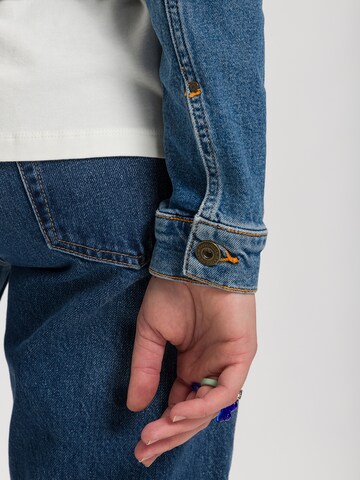 CROSS JEANS Between-Season Jacket in Blue