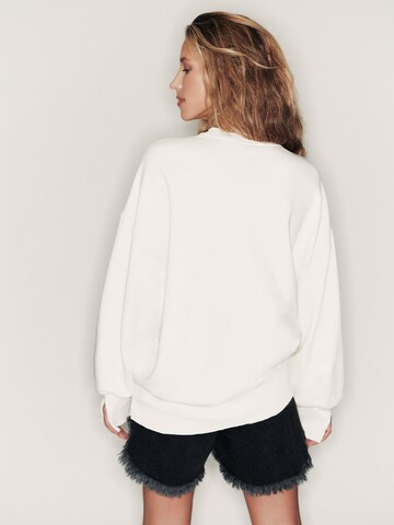 ABOUT YOU x Kamila Šikl Sweatshirt 'Nola' in White