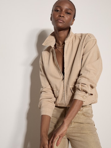 Veste bavaroise ' ' Apricot en beige