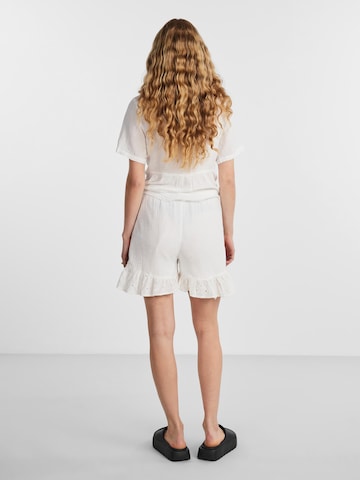 PIECES Loosefit Shorts 'KIARA' in Weiß