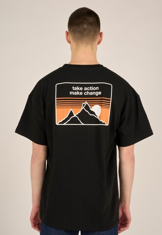 KnowledgeCotton Apparel Тениска 'Take Action' в черно