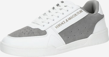 Baskets basses 'BROOKLYN' Versace Jeans Couture en blanc : devant