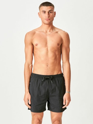Shorts de bain ' Premium Badeshorts ' TEESHOPPEN en noir : devant
