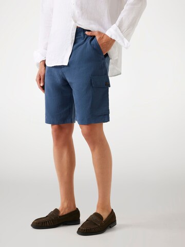 GUESS Regular Shorts in Blau: Vorderseite