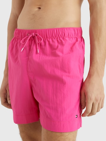 TOMMY HILFIGER Badeshorts in Pink