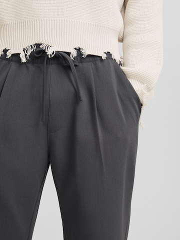 Bershka Loose fit Pleat-front trousers in Grey