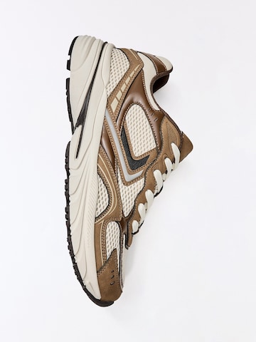 Baskets basses 'DEPORTIVO 29' Bershka en marron