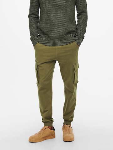 Only & Sons Tapered Cargobroek 'Kian' in Groen: voorkant