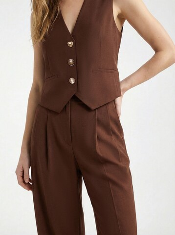 KAVAZI Обычный Брюки со складками в Коричневый