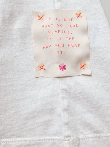 Maglietta 'Tshirt mit Statement Flockprint - PhilineC' di LIKS. Munich in bianco