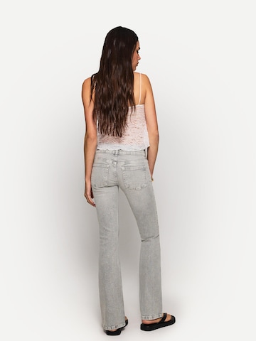 Bershka Bootcut Jeans in Grau
