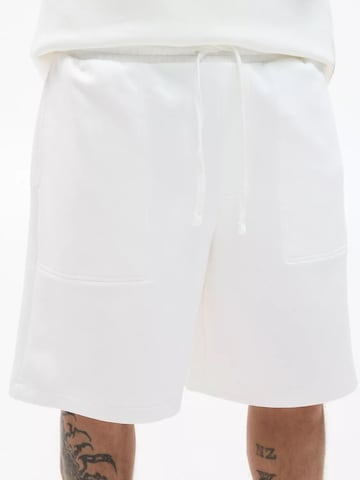 Pull&Bear Loosefit Shorts in Weiß