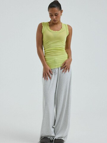 Seamless Basic Top ' Flounce ' in Gelb