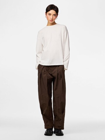 Regular Pantalon PIECES en marron