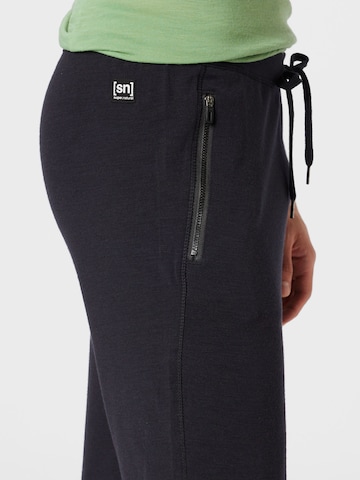 Effilé Pantalon de sport super.natural en noir