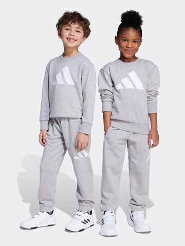 ADIDAS SPORTSWEAR Treenipuku värissä harmaa: etupuoli