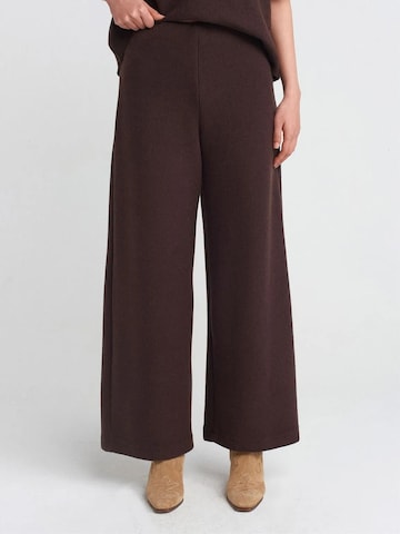 Dilvin Pants in Brown: front
