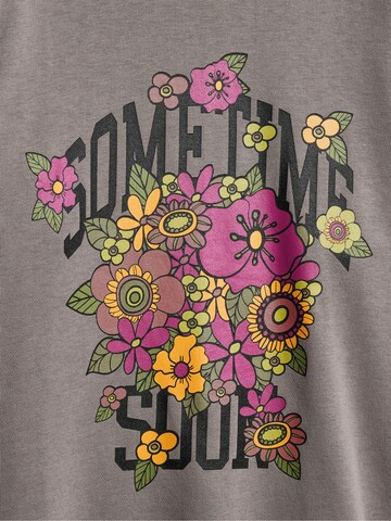 SOMETIME SOON Sweatshirt in Grijs