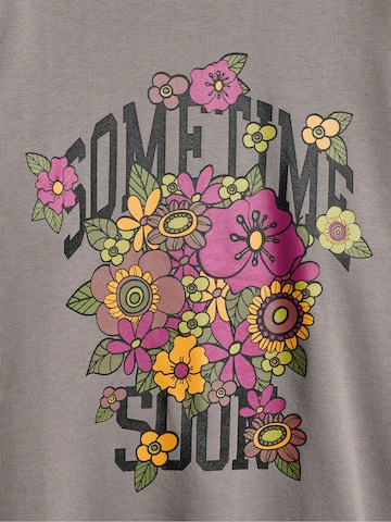 SOMETIME SOON Sweatshirt in Grau