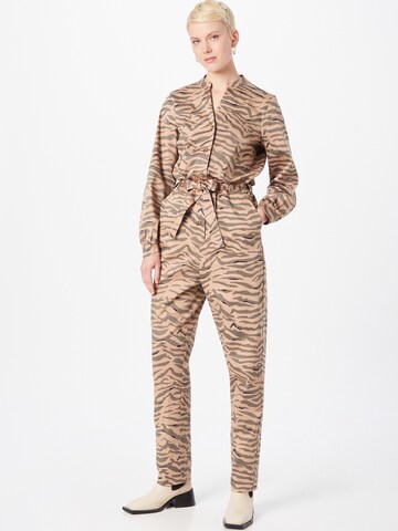 Coster Copenhagen Jumpsuit in Bruin: voorkant