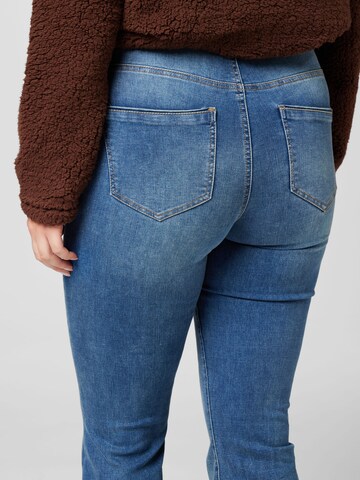 ONLY Carmakoma Flared Jeans 'Sally' i blå