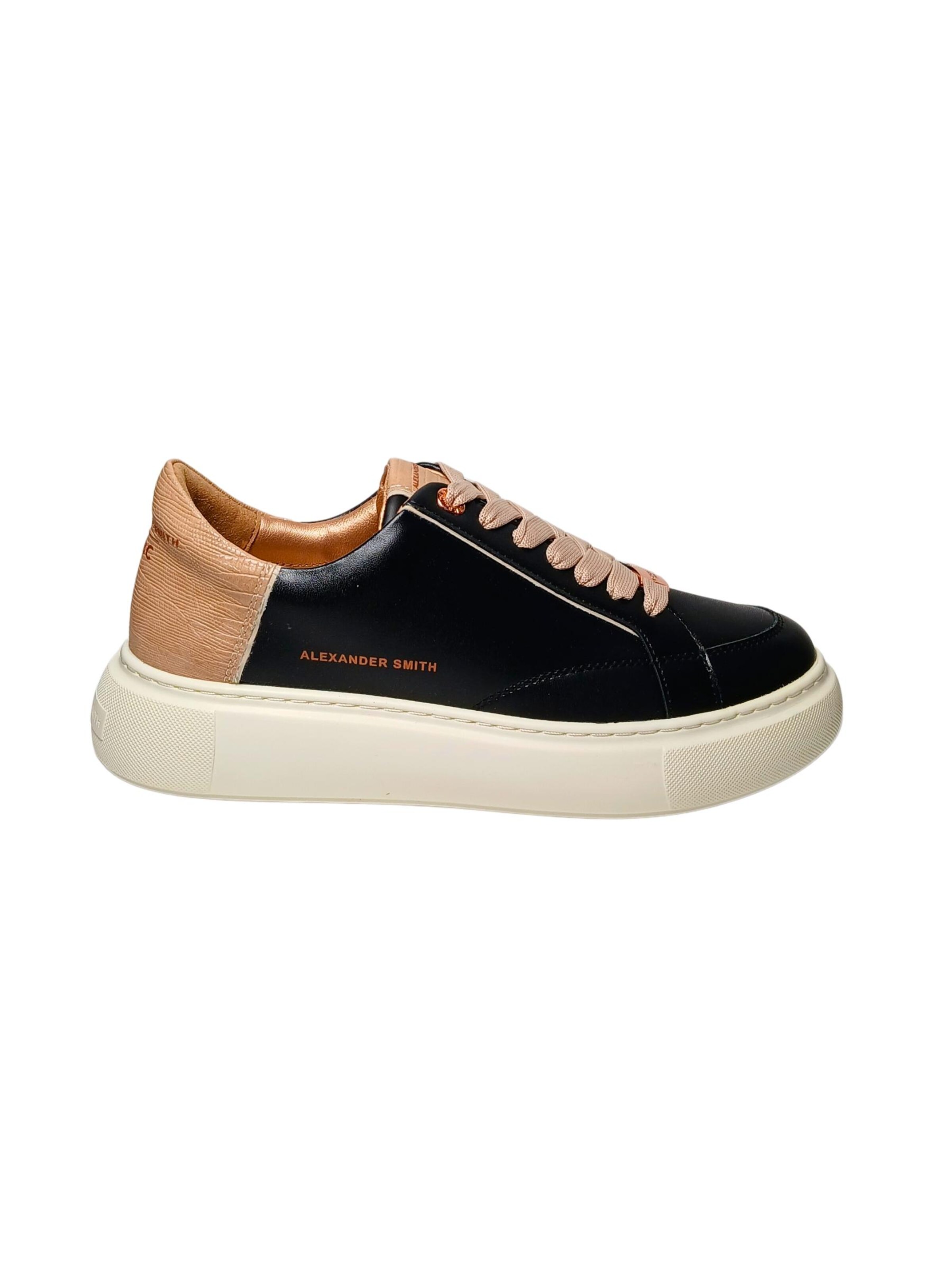 Baskets basses Alexander Smith en noir : devant