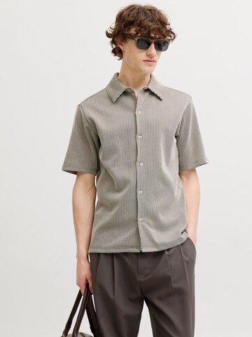 Coupe regular Chemise JACK & JONES en beige : devant
