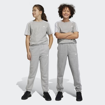 Effilé Pantalon de sport 'Essentials' ADIDAS SPORTSWEAR en gris : devant