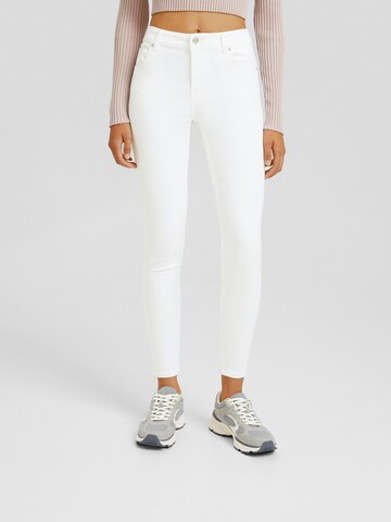 Bershka Skinny Jeans in White: front