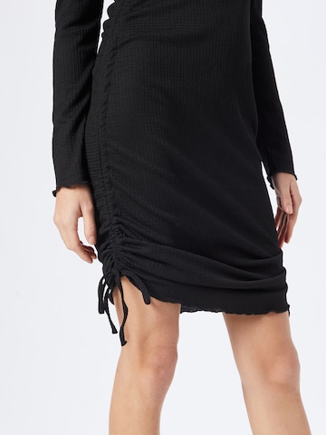 Rochie 'BENDY' de la PIECES pe negru