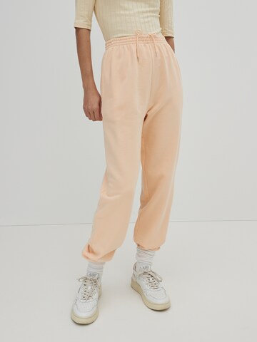 Loosefit Pantaloni 'Riley' di EDITED in arancione: frontale