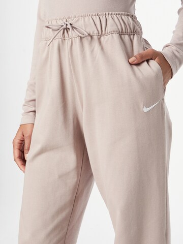 Tapered Pantaloni di Nike Sportswear in beige