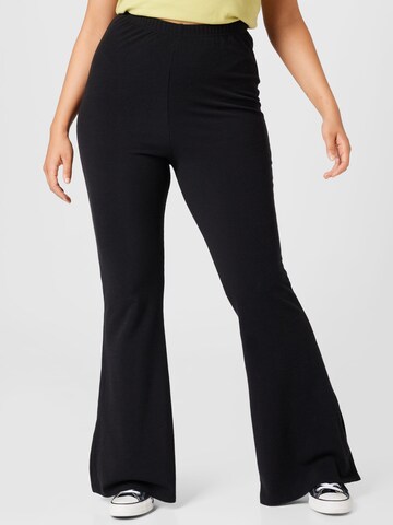 évasé Pantalon Nasty Gal Plus en noir : devant