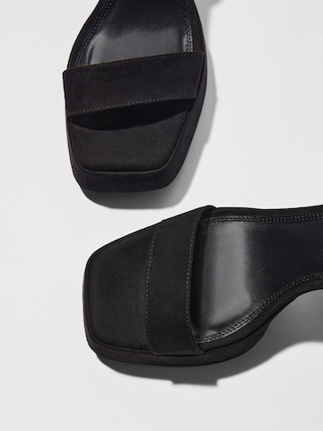 Bershka Sandalen met riem in Zwart