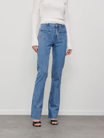 Bootcut Jeans di RÆRE by Lorena Rae in blu: frontale