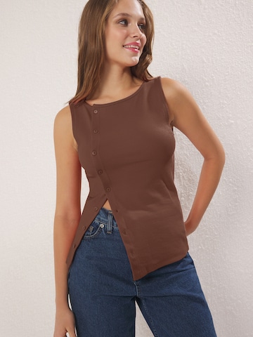 Trendyol Top - Hnedá: predná strana