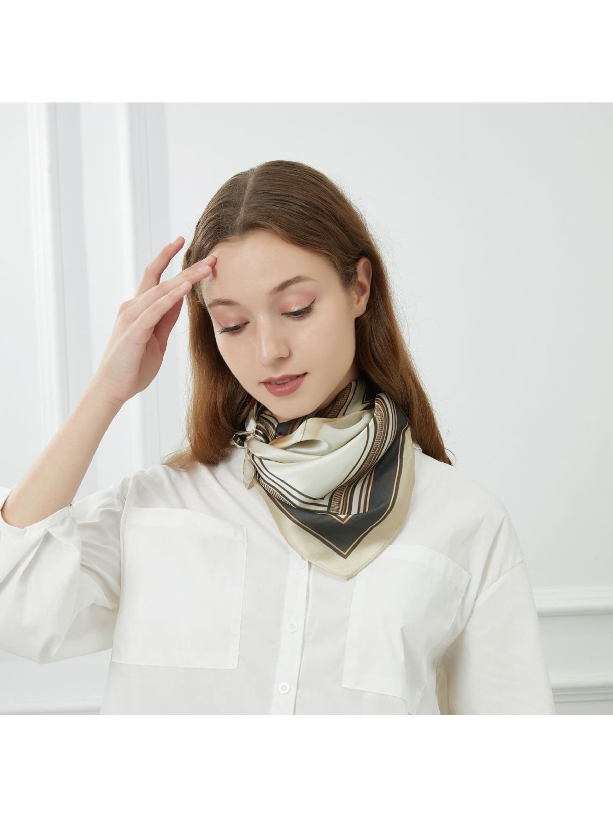 Sciarpa 'Petit carré de soie Paint Cléo' di alberto cabale in nero