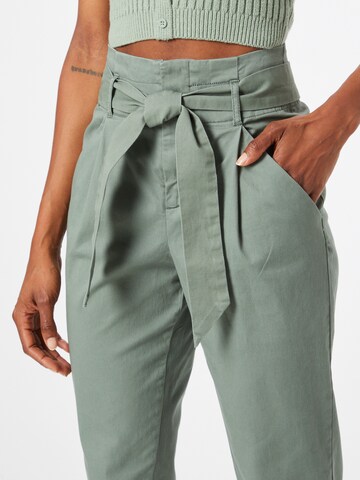 VERO MODA Regular Pleat-Front Pants in Green