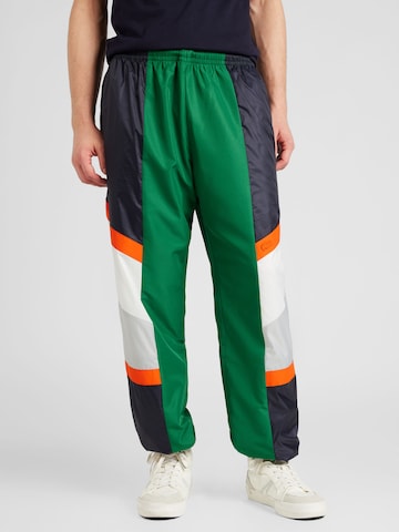 LACOSTE Tapered Broek in Groen: voorkant