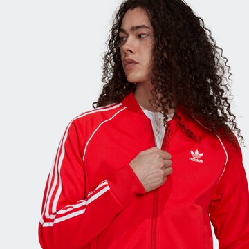 ADIDAS ORIGINALS Regular Fit Sweatjakke 'Adicolor Classics Primeblue' i rød