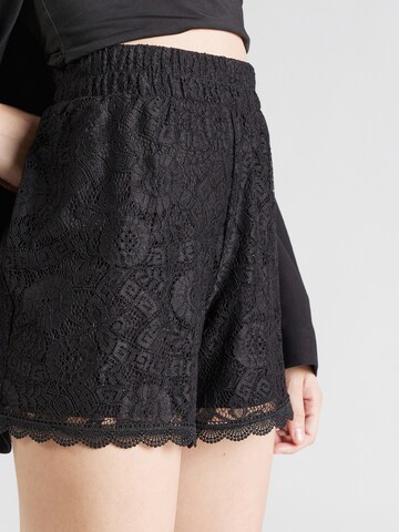 PIECES Regular Shorts 'OLLINE' in Schwarz