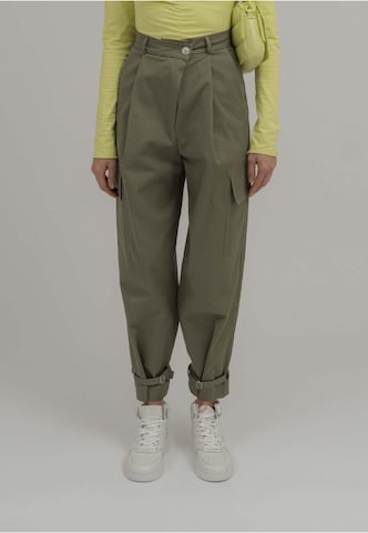OH APRIL Tapered Hose 'Saara' in Grün: Vorderseite