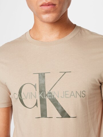 Coupe regular T-Shirt 'Monogram' Calvin Klein Jeans en beige