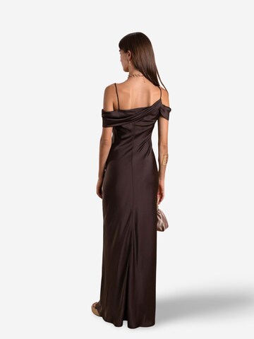 Robe de soirée THE-ARE en marron