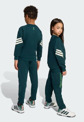 ADIDAS SPORTSWEAR - Chándal 'Adidas x Disney Micky Maus' en verde