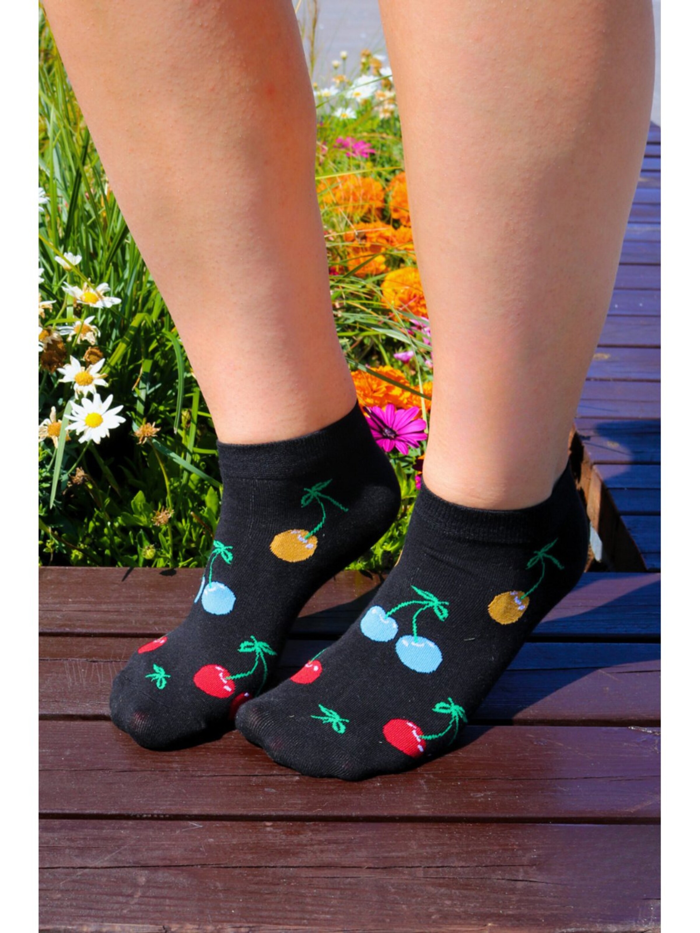 Sokisahtel Sokken 'low-cut socks with colored cherries' in Rood