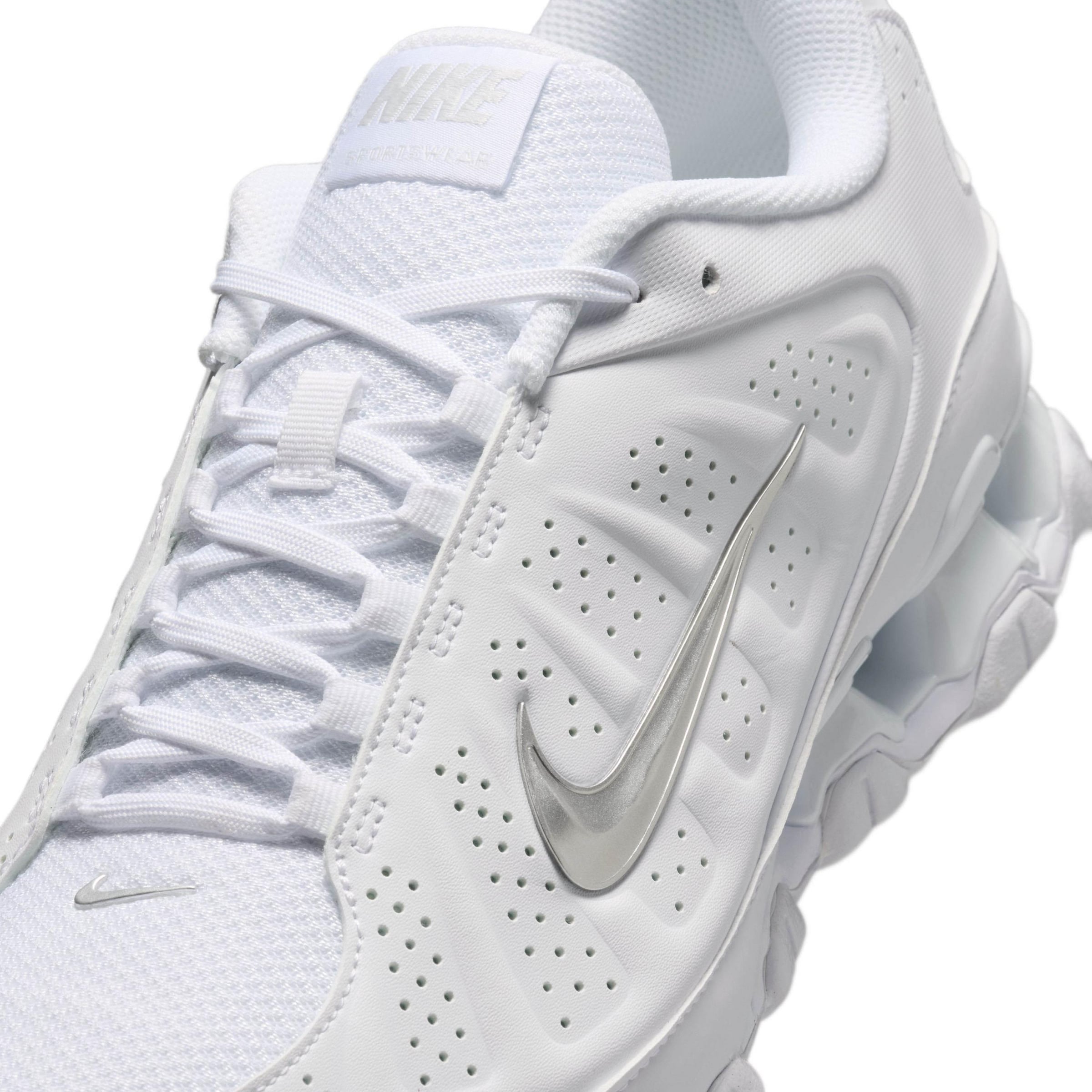 Nike Sportswear Matalavartiset tennarit 'Reax 8' värissä valkoinen