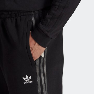 ADIDAS ORIGINALS Tapered Παντελόνι 'Graphics Camo Sweat' σε μαύρο