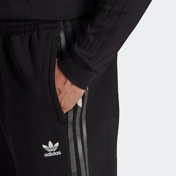 ADIDAS ORIGINALS Zwężany krój Spodnie 'Graphics Camo Sweat' w kolorze czarny